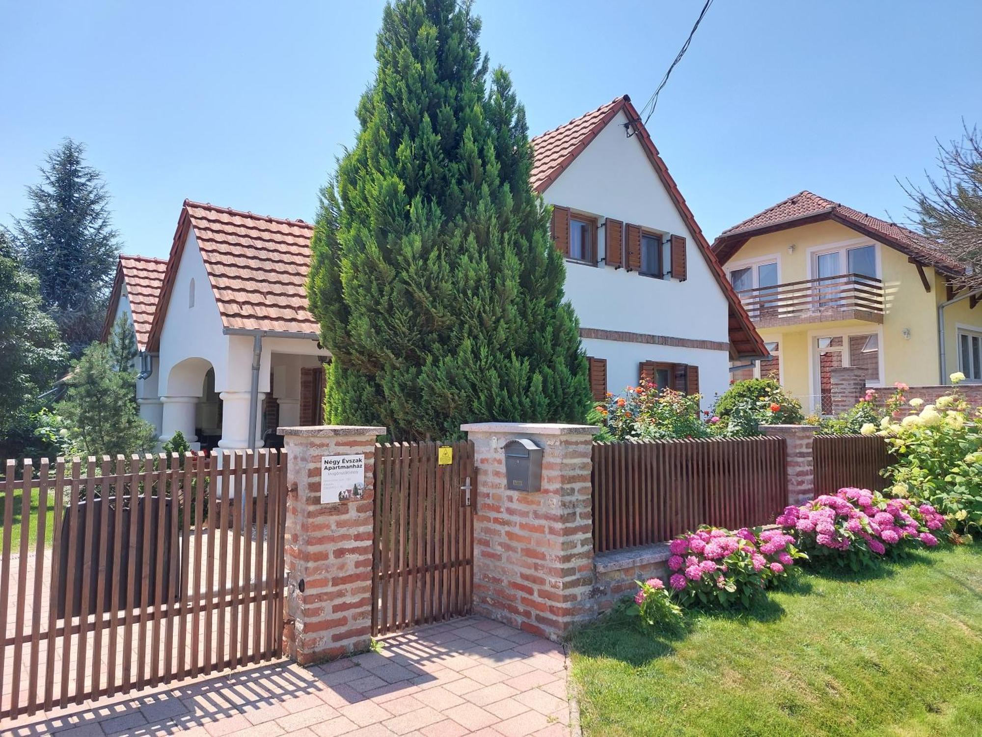 זלקרוס Negy Evszak Apartmanhaz מראה חיצוני תמונה